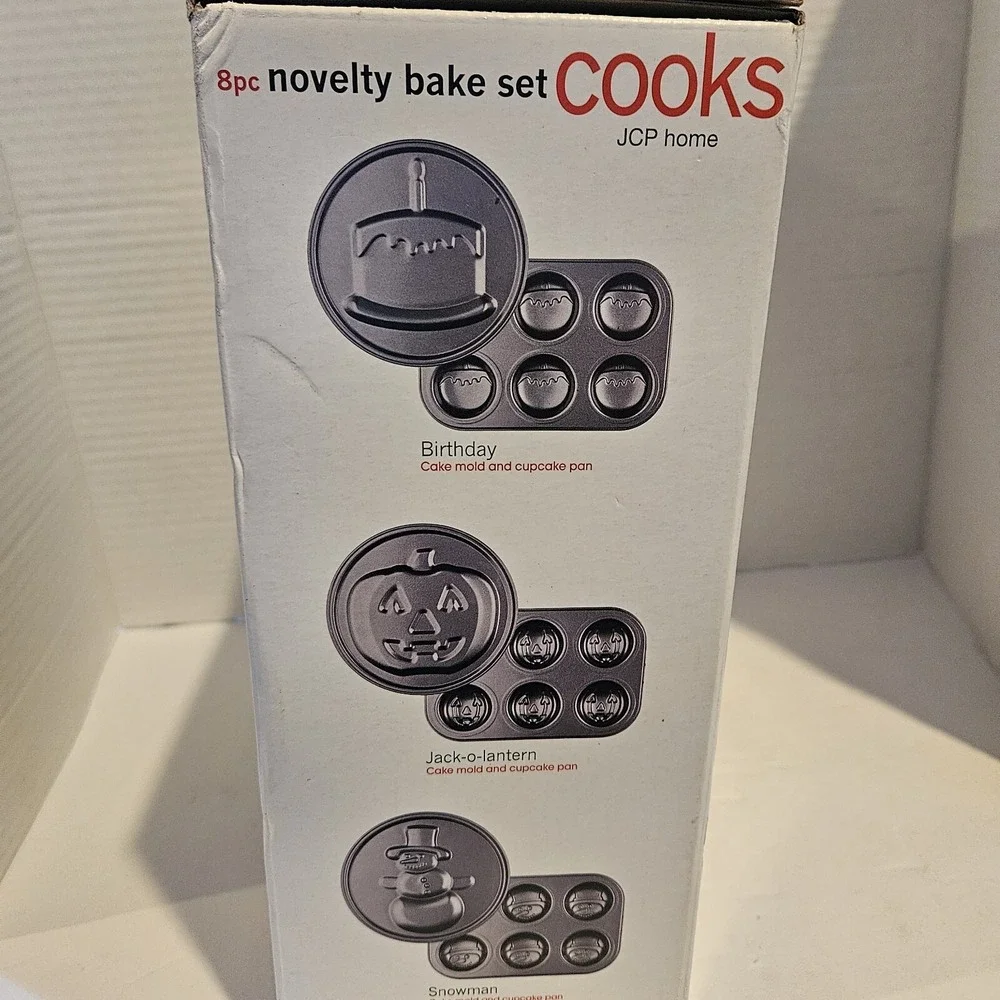 New Cooks 8-Piece Holiday Cast Nonstick Baking Pan Set Bday JackOLantern Snowman